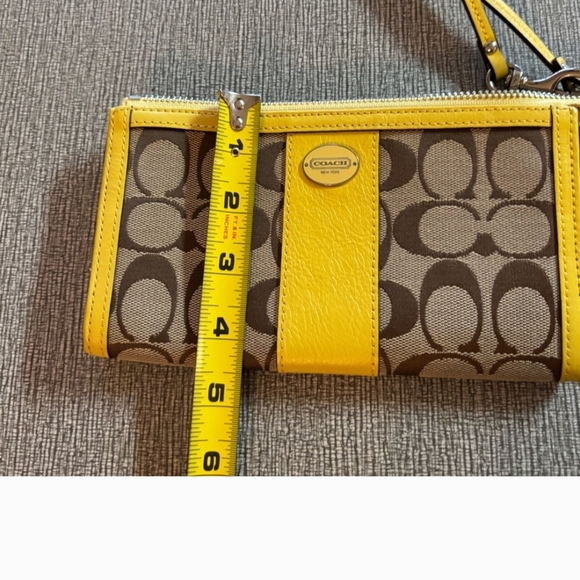 NWOT! COACH LARGE YELLOW/KHAKI LOGO ZIPPER WRISTKET WALLET - Picture 8 of 15